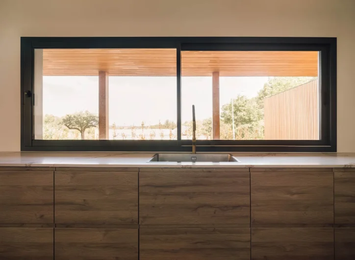 Ventana panorámica de PVC sobre la encimera de una cocina